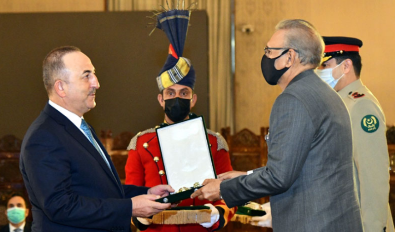 President Alvi confers Hilal-e-Pakistan on Turkish FM Mevlut Cavusoglu