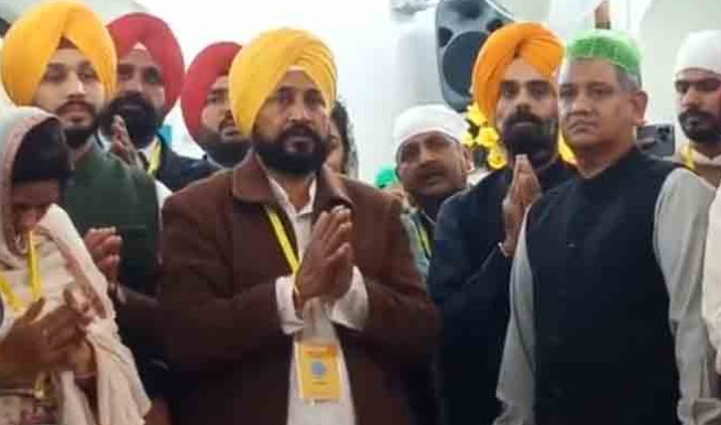 Indian Punjab CM Charanjit Singh Channi, other politicians visit Kartarpur