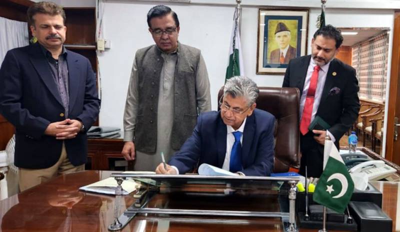 Murtaza Solangi assumes additional charge as Minister of Parliamentary Affairs 