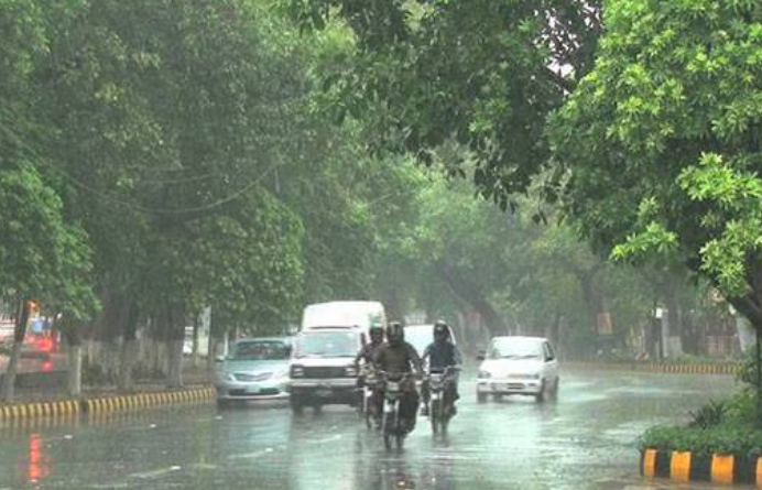 Heavy rain lashes Lahore