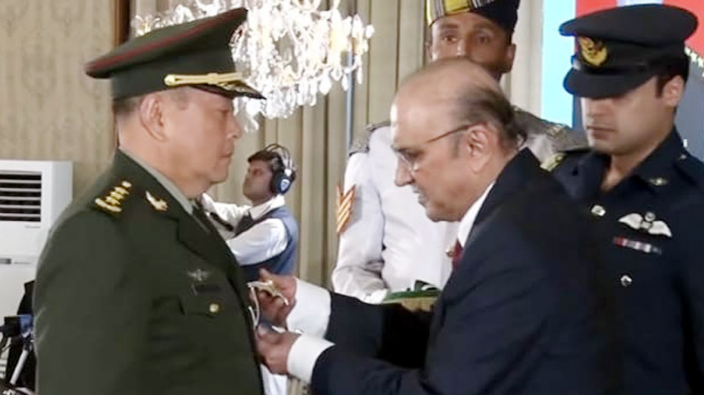 President Zardari confers Nishan-i-Imtiaz (M) upon Chinese General Li Qiaoming