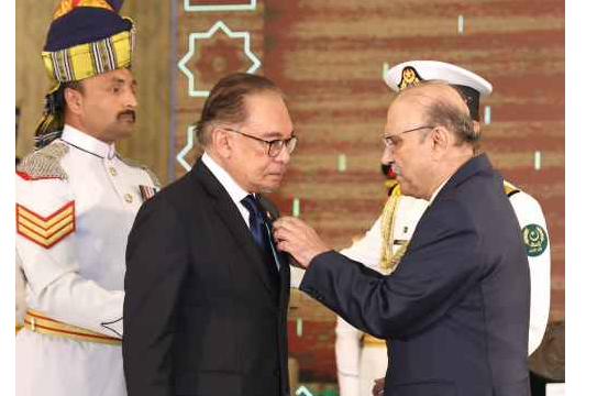 President Zardari confers Nishan-e-Pakistan award on Malaysian PM