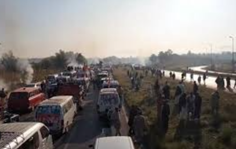 PTI protesters' convoys enter Islamabad amid violent clashes with police