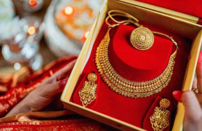 Gold price decreases by Rs1,100 per tola in Pakistan