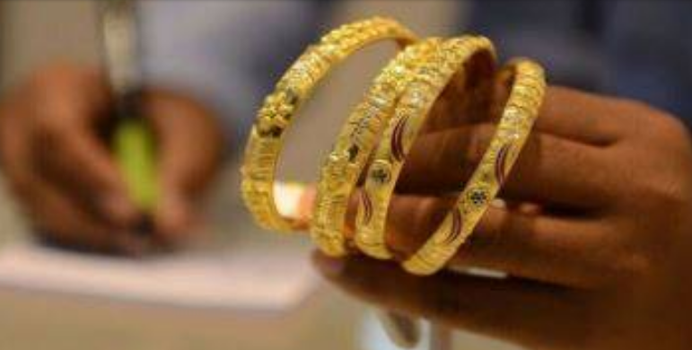 Gold price decreases by Rs1,500 per tola in Pakistan 