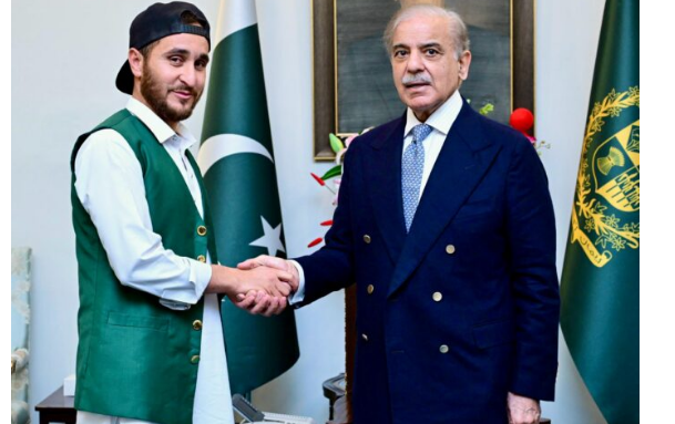PM awards Rs2.5m to struggling footballer Riaz, promises him govt job
