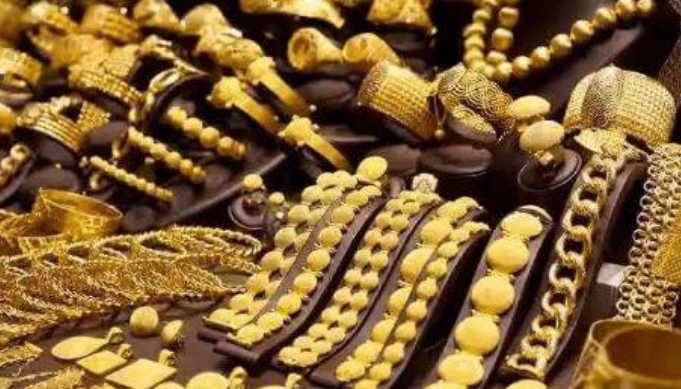 Gold price decreases by Rs300 per tola in Pakistan 
