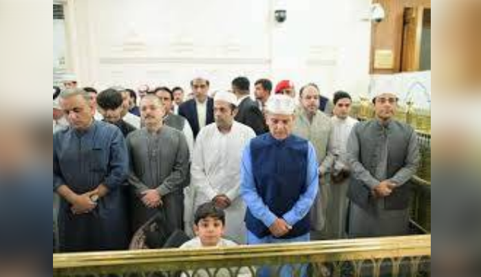 PM Shehbaz pays respects at Roza-e-Rasool (PBUH), prays for Pakistan's progress