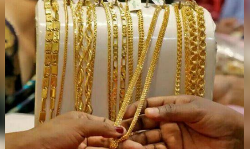 Gold price increases by Rs8,100 per tola in Pakistan 