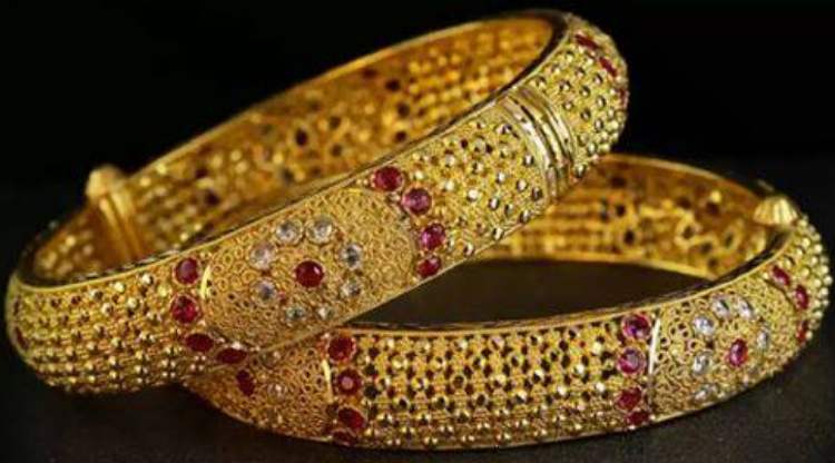 Gold prices decrease Rs2,600 to Rs351,500 per tola in Pakistan