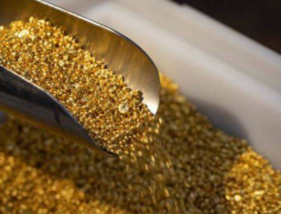 Gold prices plummet by Rs 5,000 per tola across Pakistan