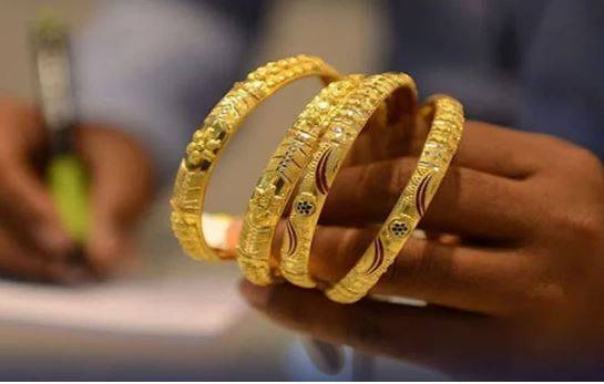Gold prices fall by Rs 600 per tola in local market