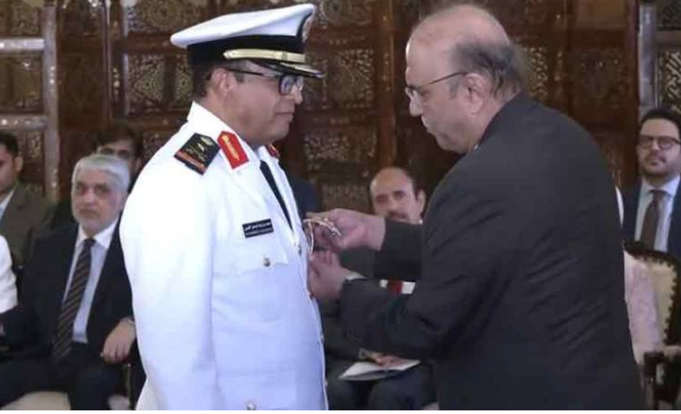 President Zardari confers Nishan-i-Imtiaz (M) on Saudi Naval Chief 