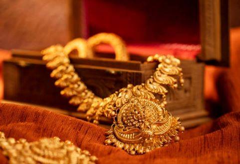 Gold price increases by Rs3700 per tola in Pakistan