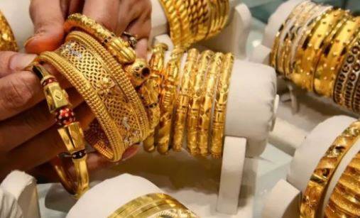 Gold price decreases by Rs2,300 per tola in Pakistan