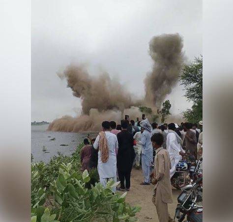 Protective embankment near Head Qadirabad in Gujranwala breached to manage water pressure