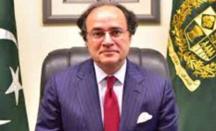 Finance Minister Aurangzeb expresses confidence in economy, highlights role of public servants