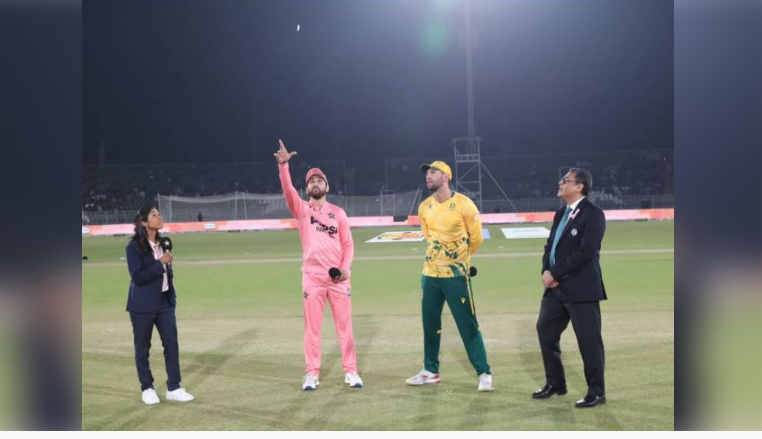1st T20: Pakistan win toss, decide to field first against South Africa 