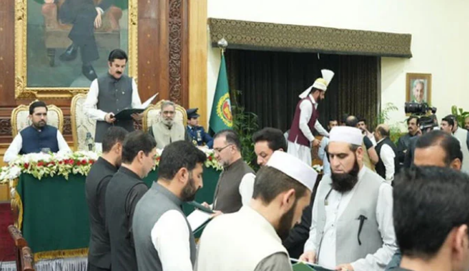 KP governor administers oath to 10-member new cabinet