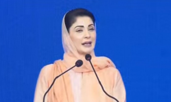 Punjab CM Maryam distributes laptops among students of Multan, Bahawalpur