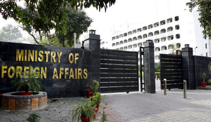 FO advises Pakistani nationals to avoid unnecessary travel to Iran amid protests 