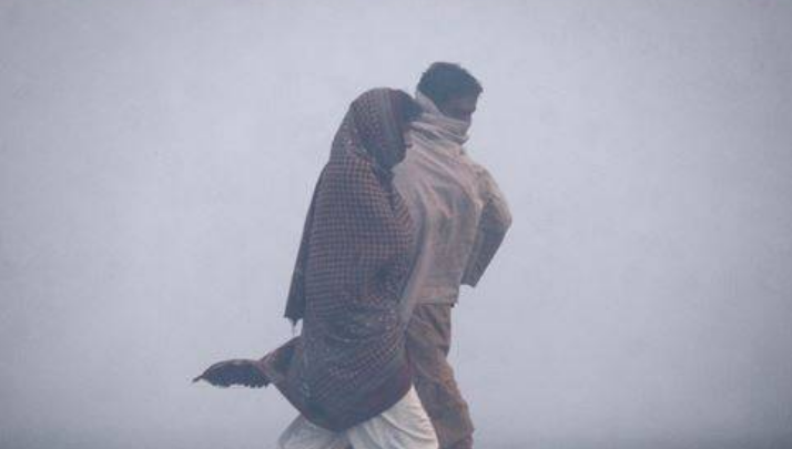 Dense fog in Karachi reduces visibility