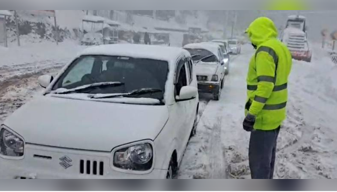 Travel advisory issued as heavy snow blankets Murree