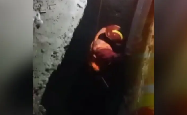 Woman found dead after falling into Lahore manhole, search continues for missing child