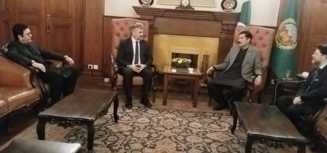 KP governor, opposition leader discuss law & order, political stability 