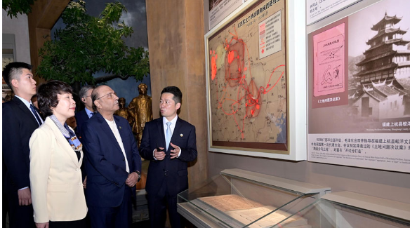 President Zardari visits Mao Zedong’s hometown in Shaoshan, pays tribute at Statue Square