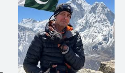 Pakistani mountaineer Salman Ateeque scales Mount Everest