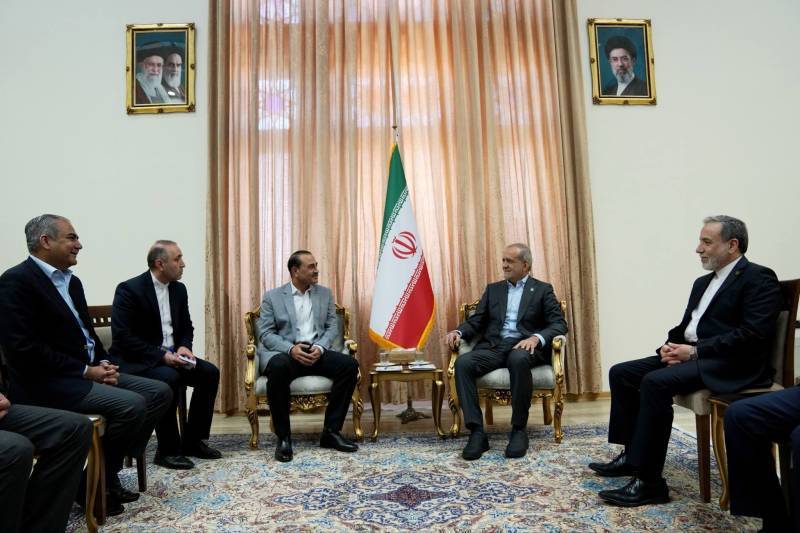 Field Marshal Asim Munir meets Iranian President Pezeshkian for high-level talks to advance diplomatic initiatives 