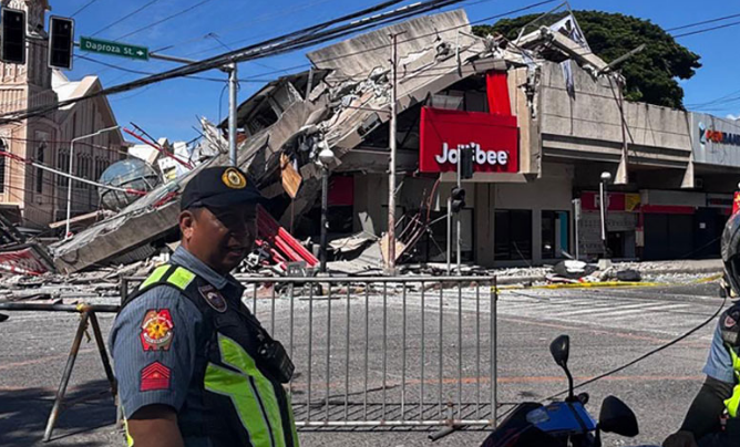 At least 31 killed as powerful 7.8 magnitude earthquake hits Philippines 