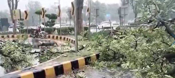 Rain, hailstorm hit several areas in Lahore