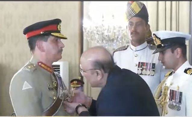 President Zardari confers Nishan-e-Imtiaz (Military) on CNSC General Aamer Raza