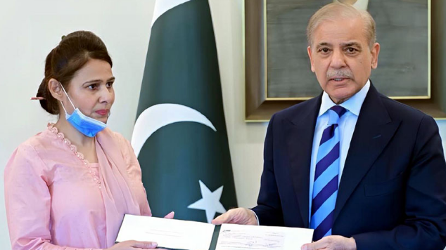PM Shehbaz awards Rs10 million award to Islamabad nurse who saved newborn during PIMS fire