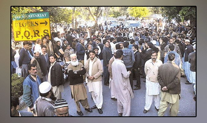 Islamabad: Police fire tear gas at govt employees demanding pay raise